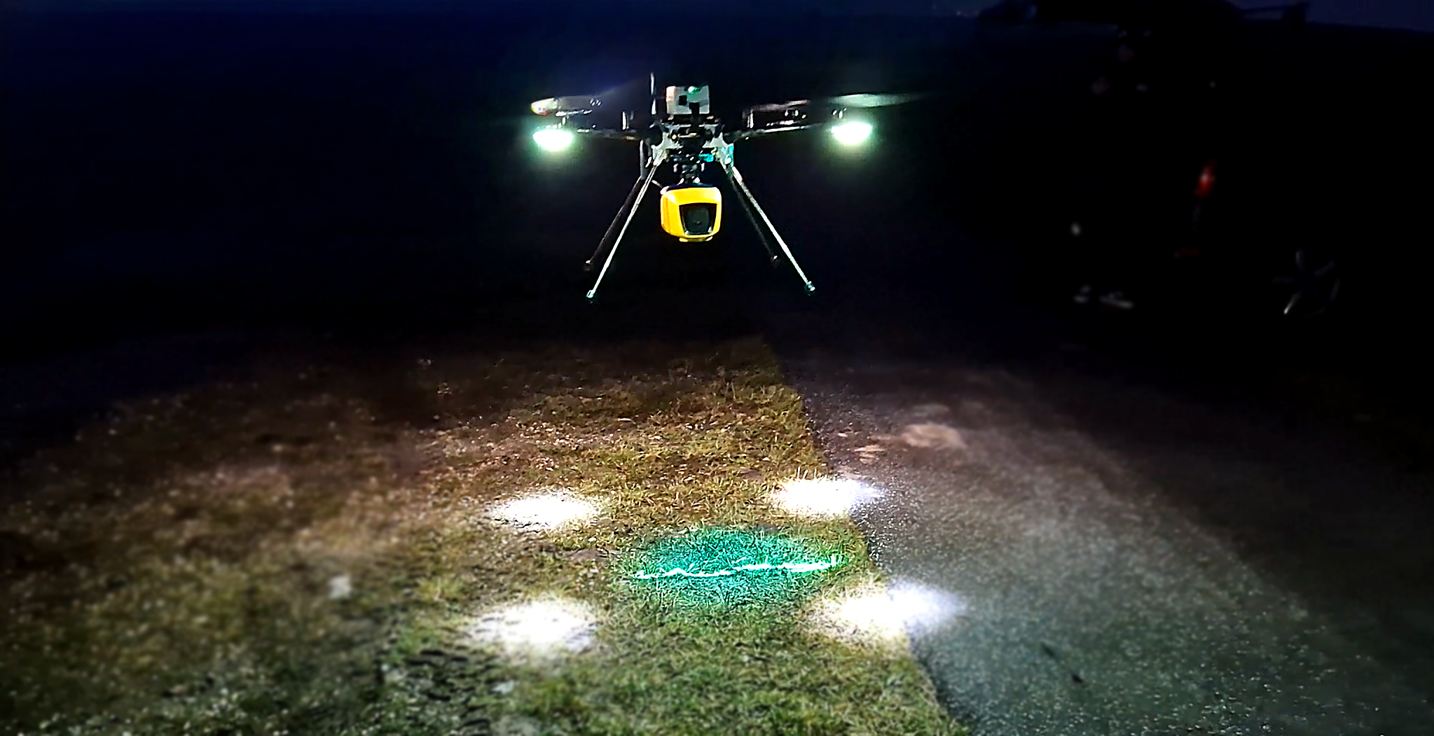 Der er tale om en større drone med et kraftigt, grønt laserlys. Dronen flyver ikke over bebyggelse og holder afstand efter gældende love og regler.