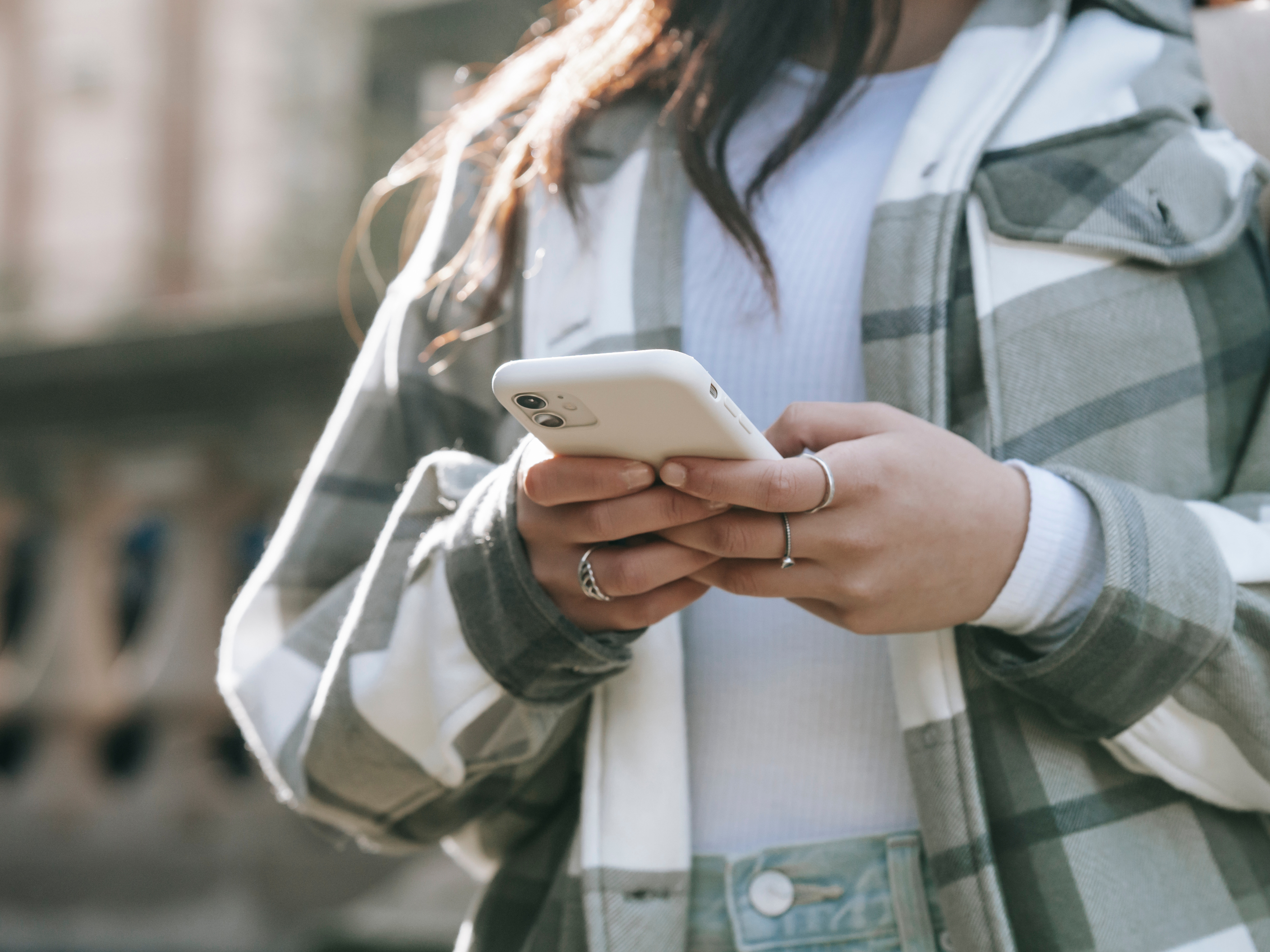 Kvinde med smartphone