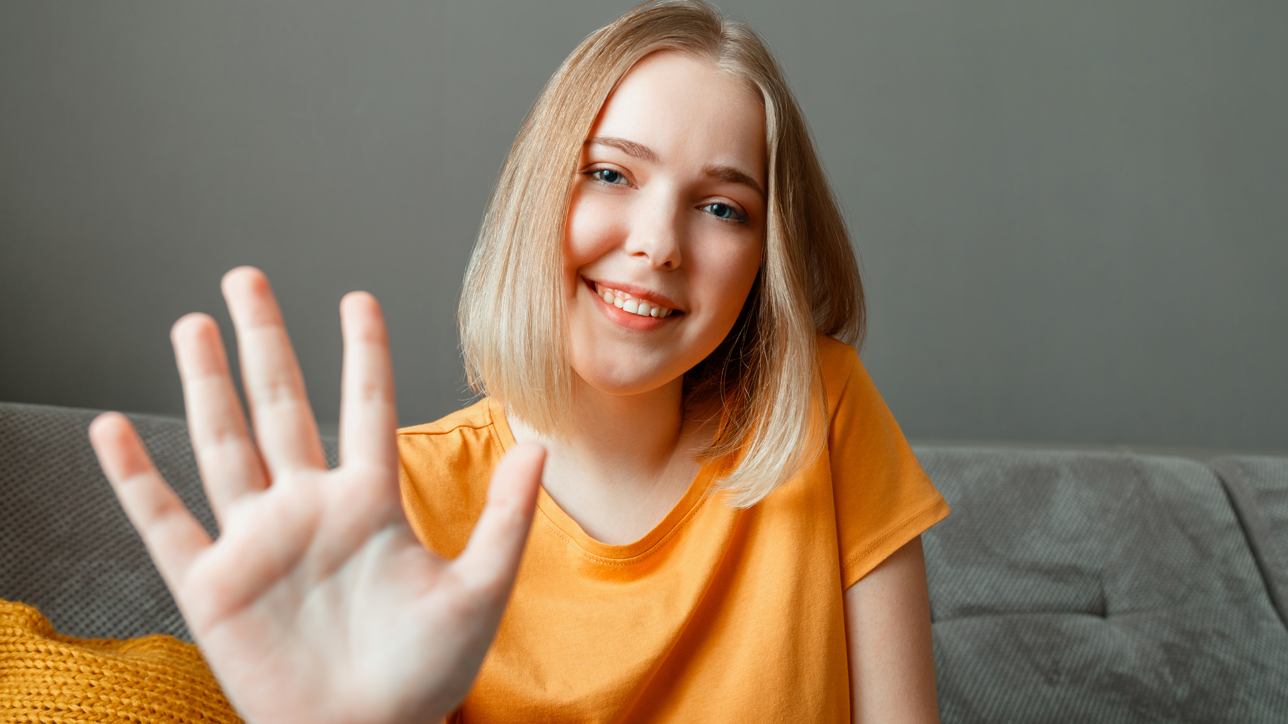 Ung smilende pige med en fremstrakt hånd